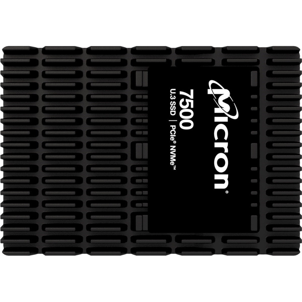 SSD Micron 7500 U.3 negra con disipador acanalado sobre fondo blanco.