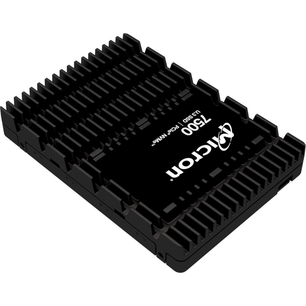 SSD NVMe Micron 7500 U.3 negra con un gran disipador de calor sobre fondo blanco.
