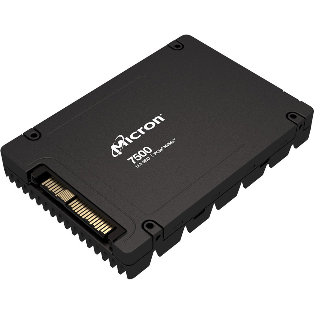 Un SSD NVMe Micron 7500 U.3 negro se encuentra en diagonal con pines dorados visibles sobre fondo blanco.