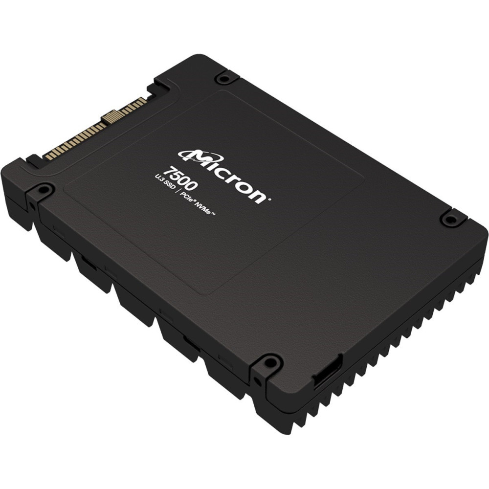 Unidad SSD Micron 7500 U.3 negra con aletas de refrigeración sobre fondo blanco.