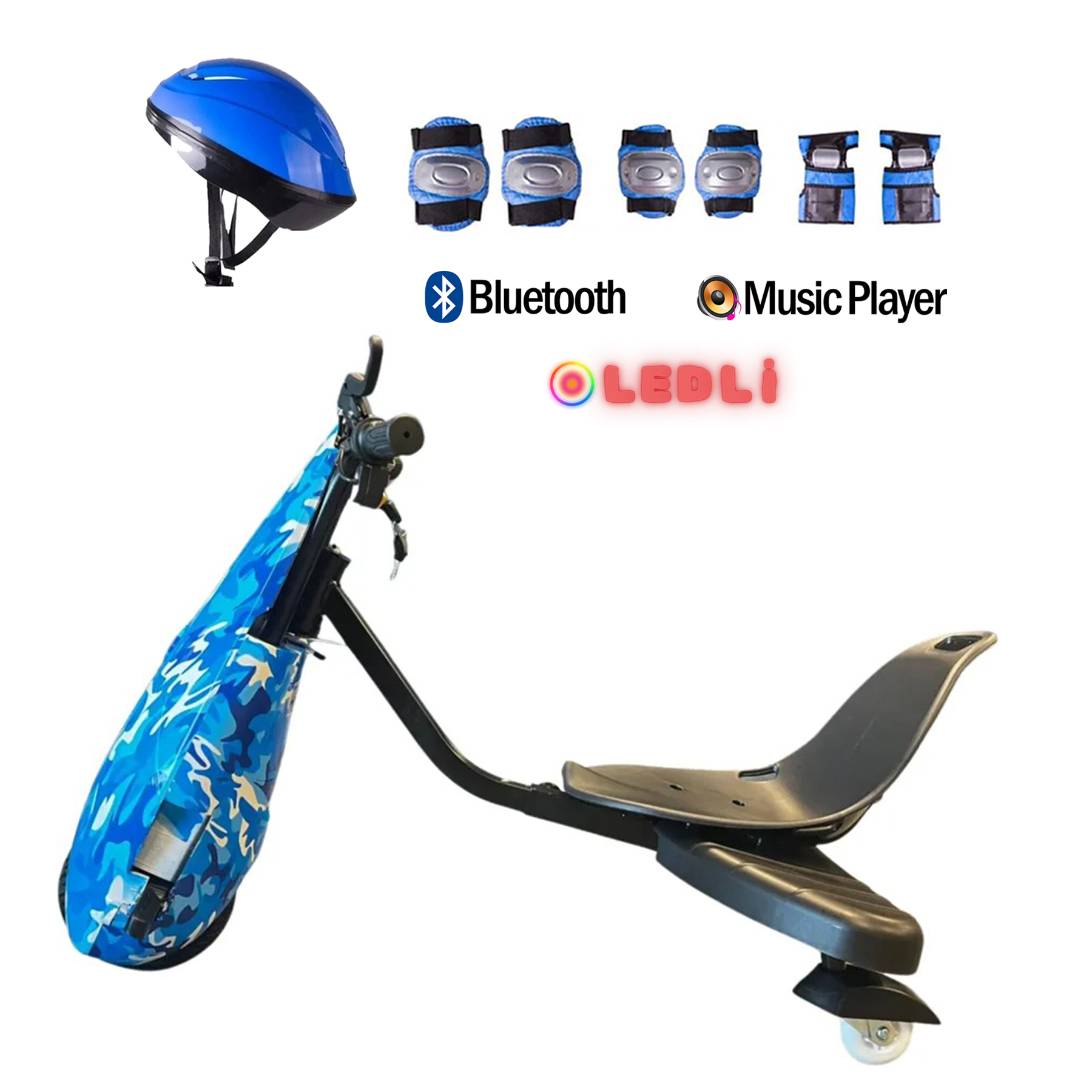 Beyaz arkaplanda kask, koruma pedleri, Bluetooth ve müzik çalara sahip mavi üç tekerlekli scooter.