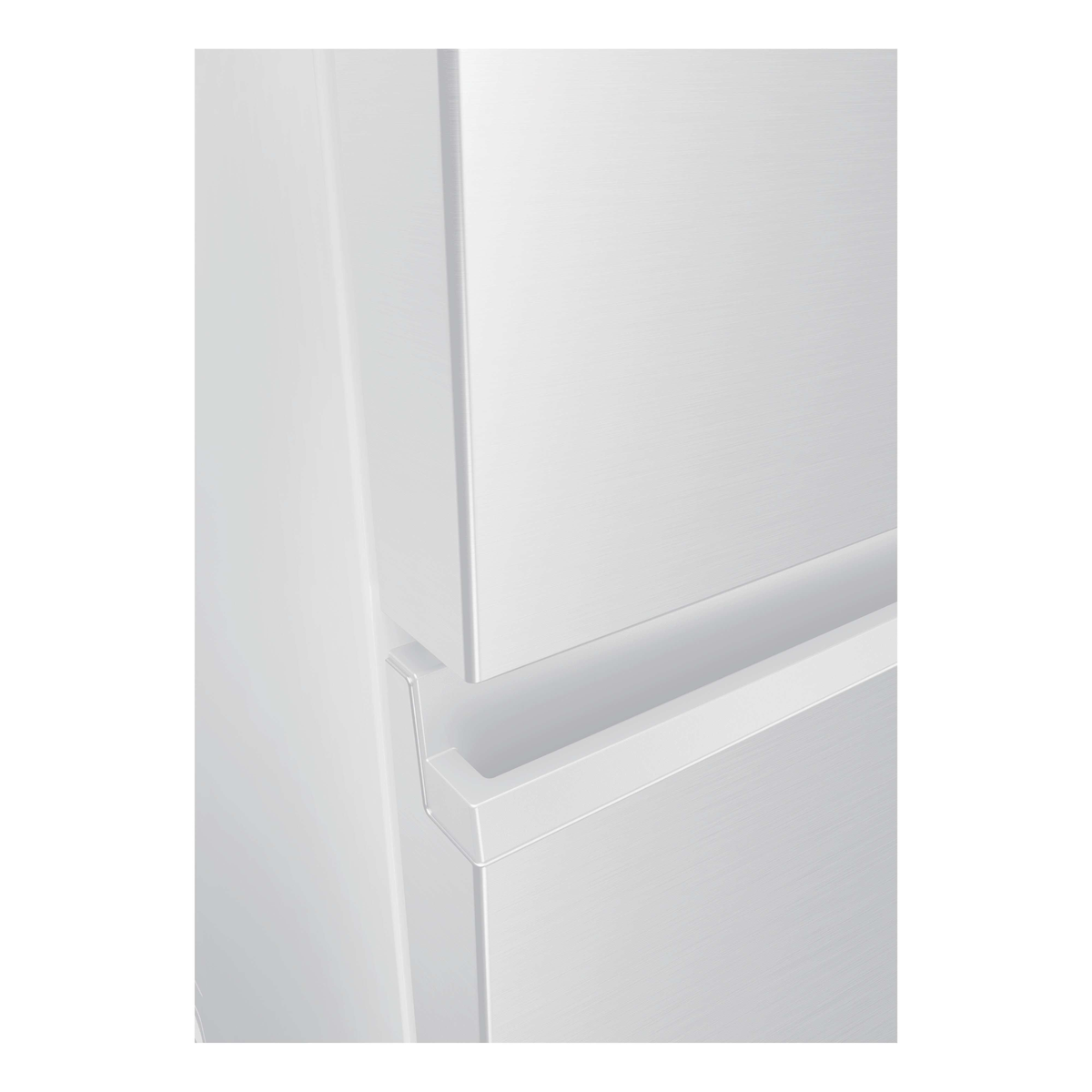 Primer plano de un refrigerador blanco moderno con una manija empotrada elegante en la puerta.
