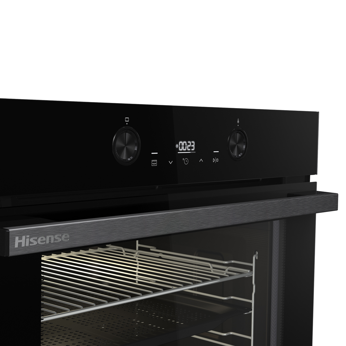 Primer plano de un horno negro Hisense con pantalla digital, dos perillas de control y rejillas.