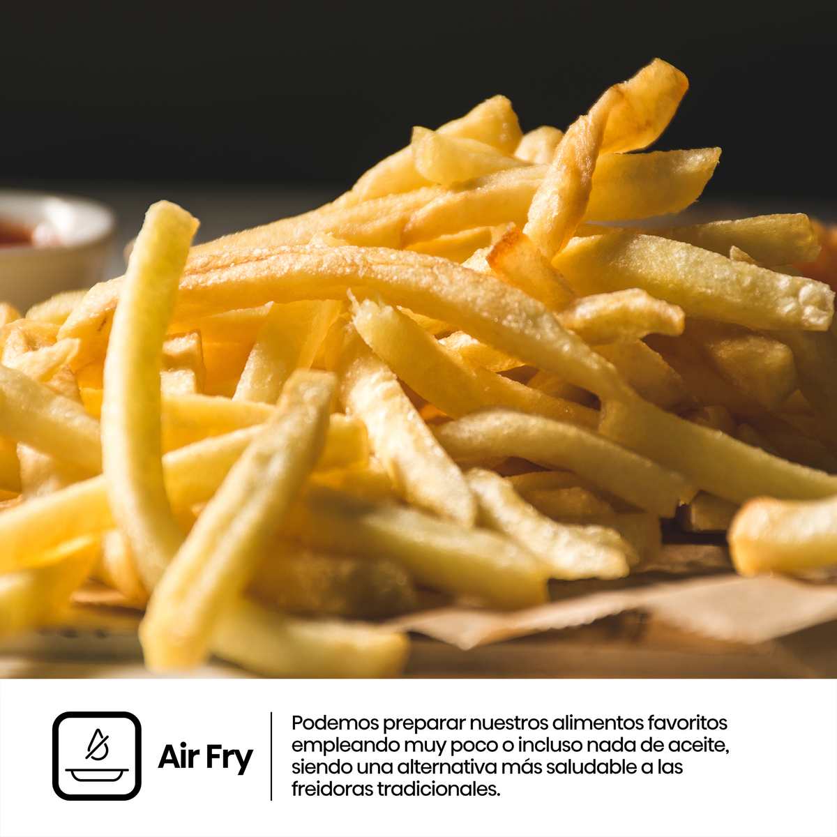 Patatas fritas doradas sobre papel, con un bol de salsa al fondo y la etiqueta Air Fry.
