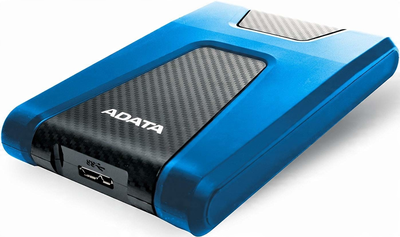Blaue ADATA-Sicherheits-Festplatte mit Kohlefaser-Akzenten auf weißem Hintergrund.