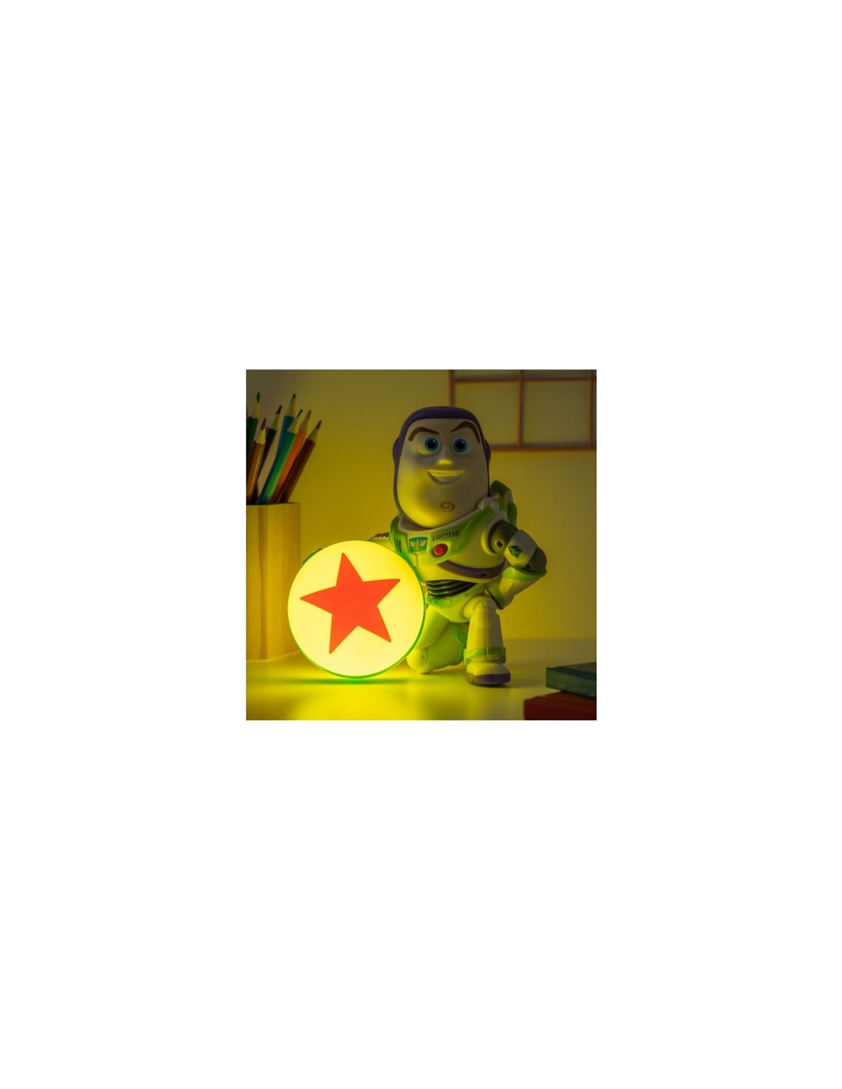La figura de acción de Buzz Lightyear sostiene una lámpara amarilla con una estrella roja.