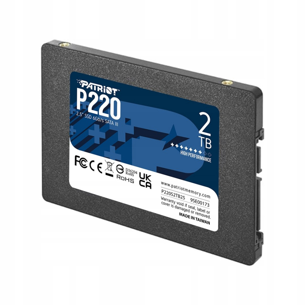 Eine schwarze Patriot P220 2TB SSD Festplatte im 2,5-Zoll-Format mit blauem Etikett.