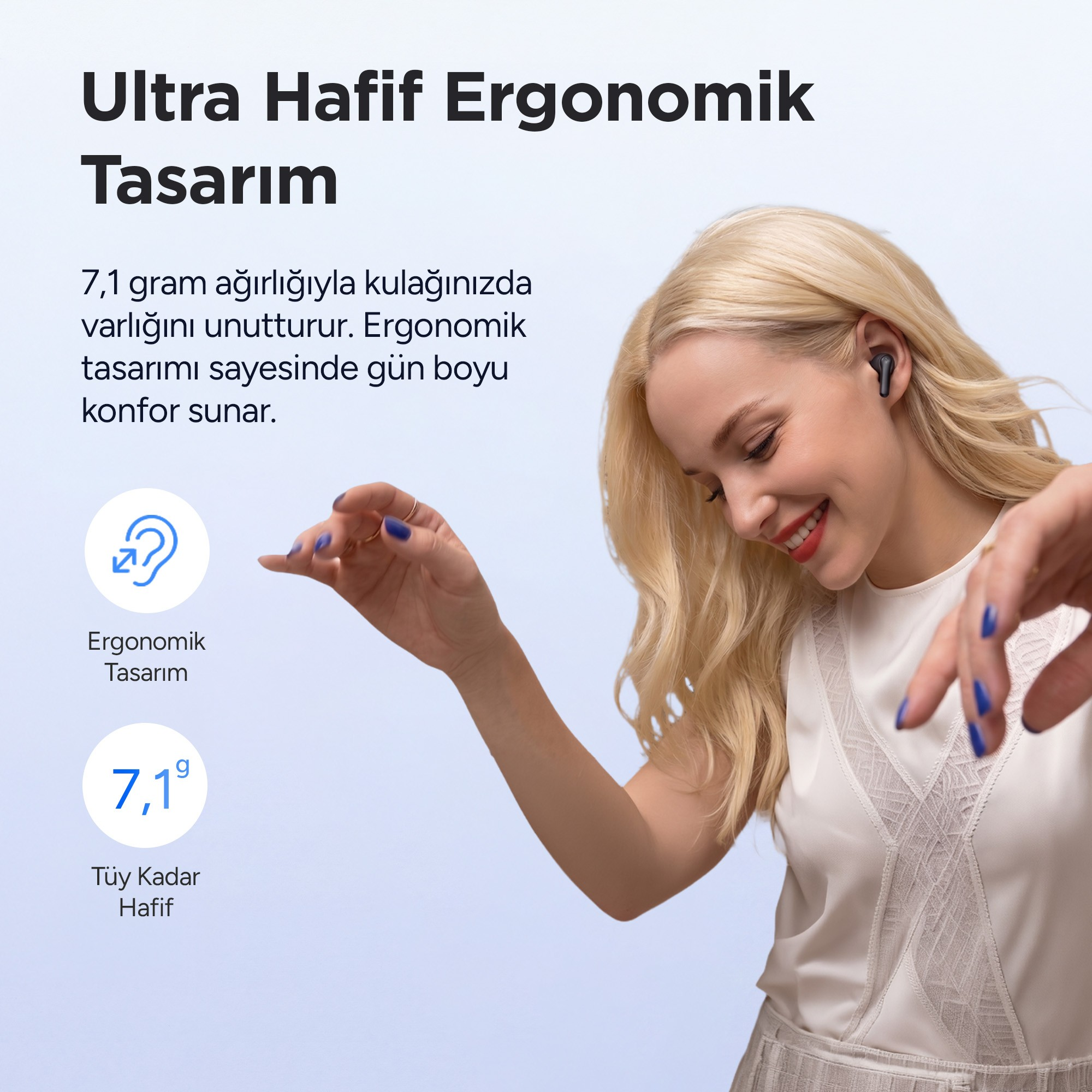 Kablosuz kulaklık takmış, gülen sarışın bir kadın; açık mavi arka planda tanıtım metni ve simgeler yer alıyor.