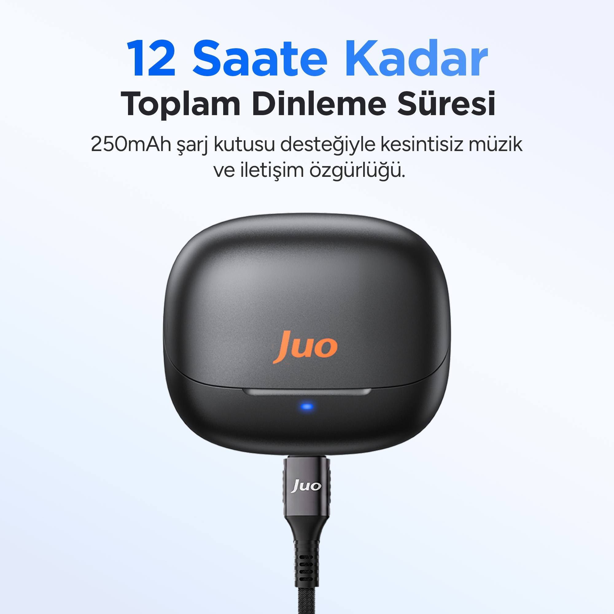 Açık mavi arkaplanda şarj kablosuna takılı siyah Juo kablosuz kulaklık şarj kutusu.