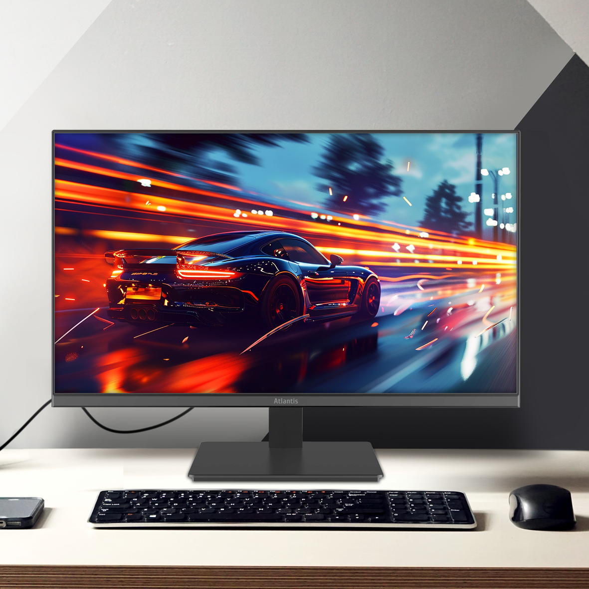 Un monitor nero su una scrivania mostra un'auto sportiva di notte, accompagnata da tastiera e mouse.