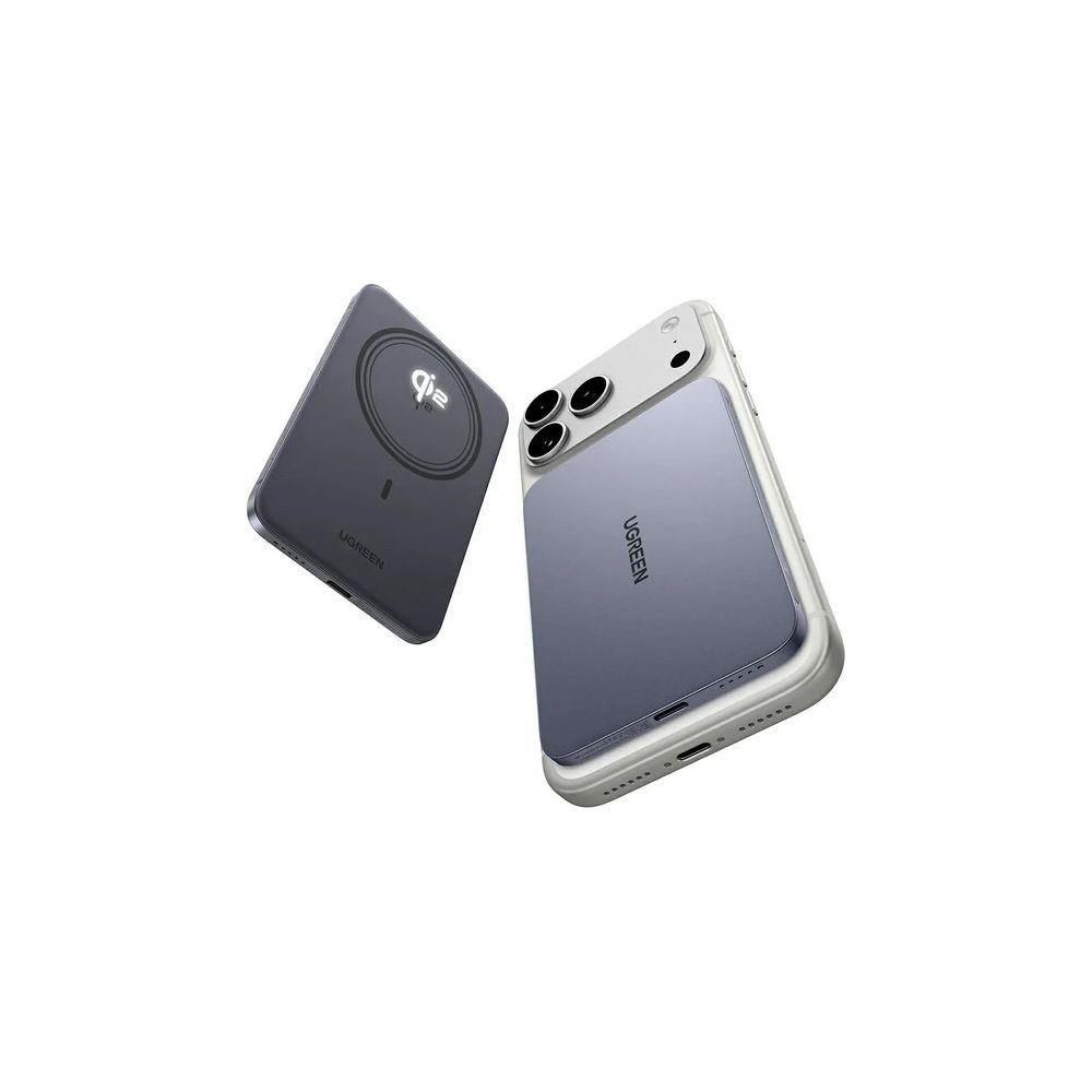 Srebrny smartfon i ciemnoszary powerbank Ugreen unoszące się na białym tle.