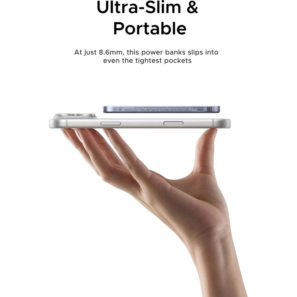 Ręka trzyma ultracienki, przenośny powerbank umieszczony na smartfonie.