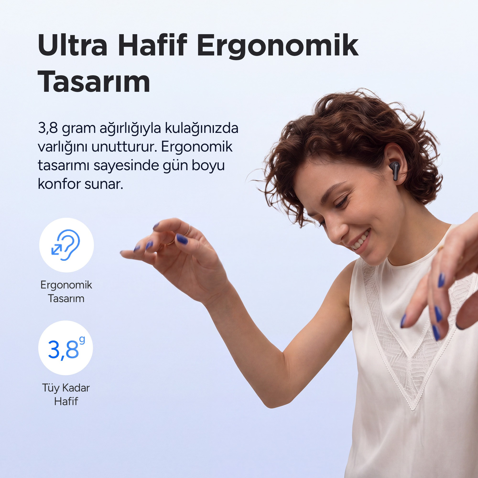 Kısa kahverengi saçlı bir kadın gülümsüyor, kulaklık takıyor ve açık arka planda dans ediyor.
