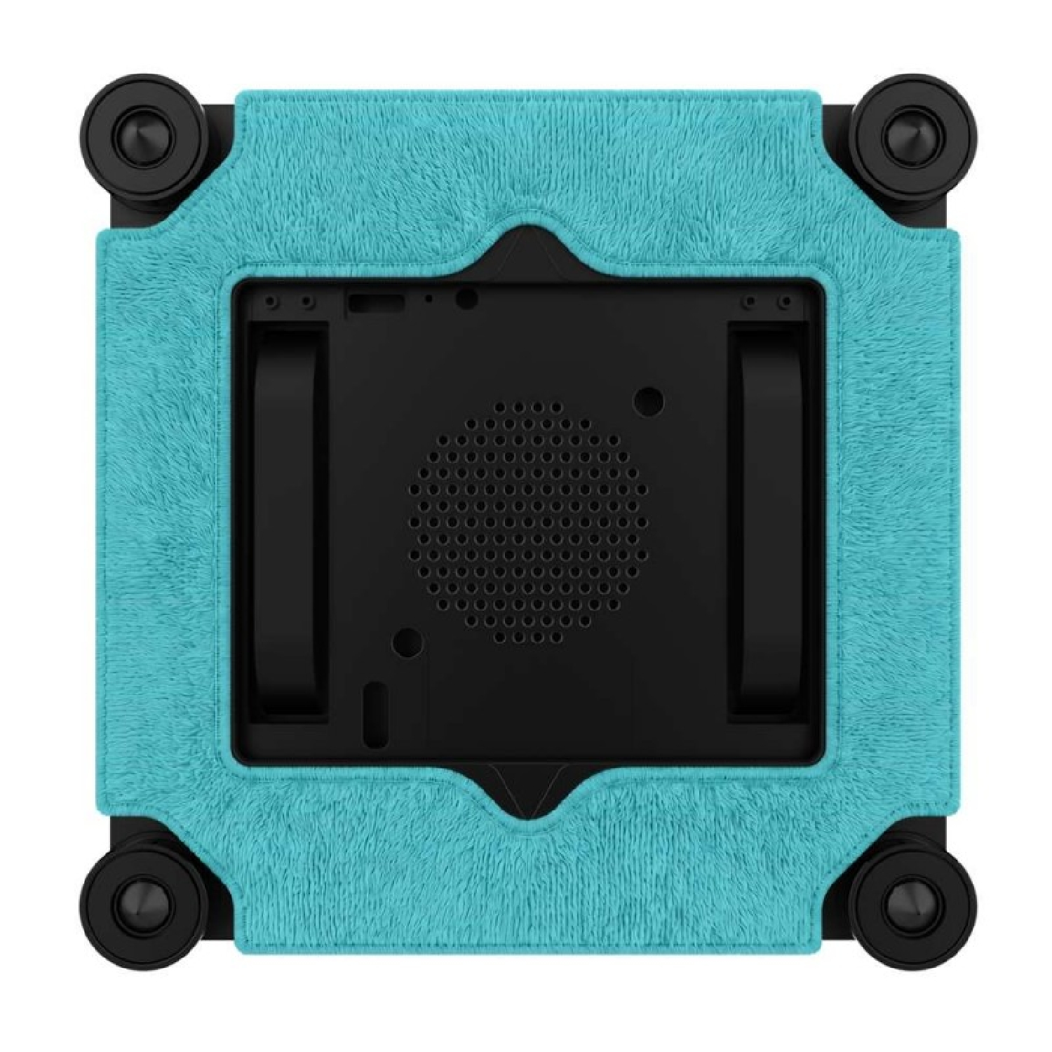 Parte inferior de un dispositivo cuadrado con funda de felpa azul, cuatro ruedas en las esquinas y ventilación.