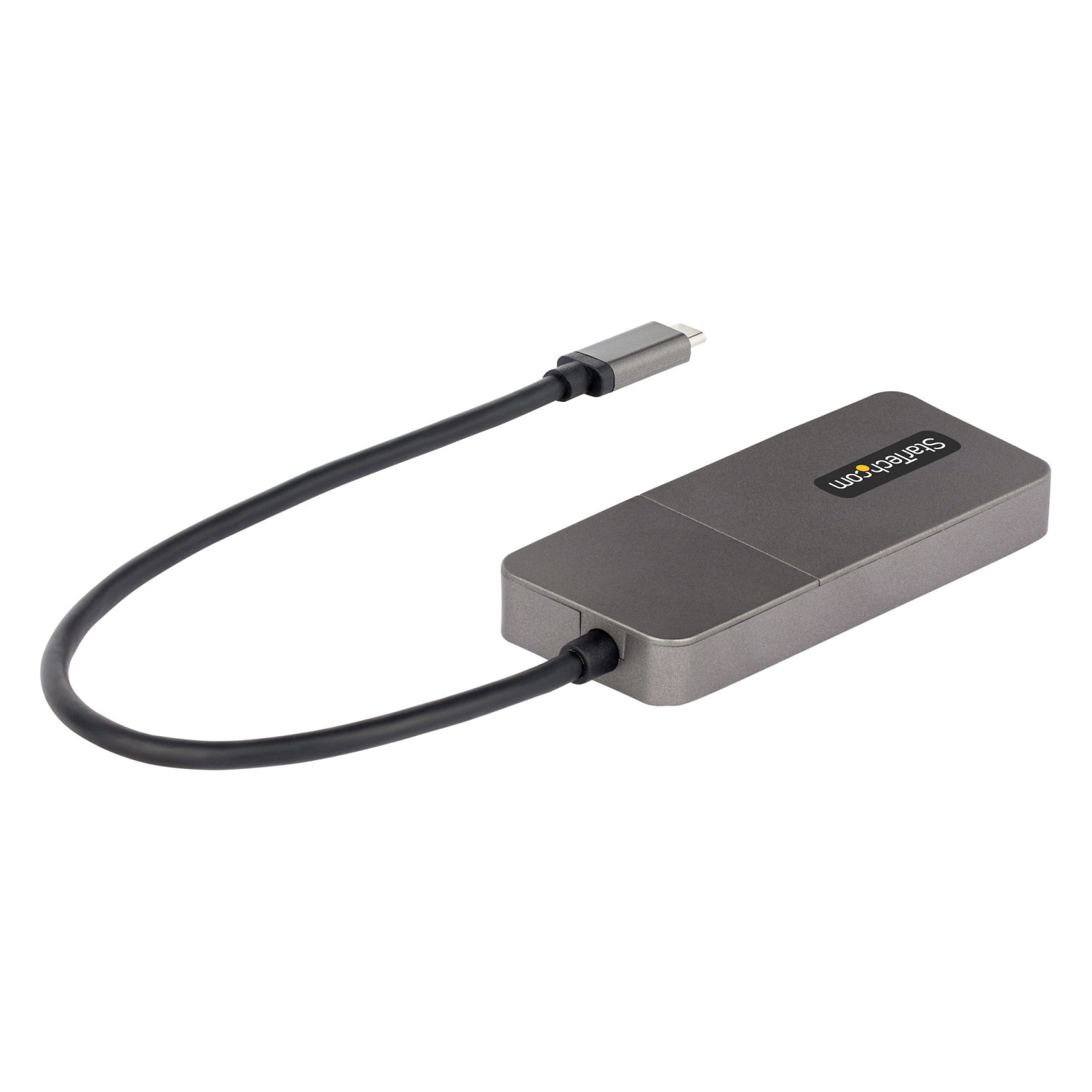 Grauer USB-C-Hub mit angeschlossenem schwarzem Kabel und Stecker auf weißem Hintergrund.