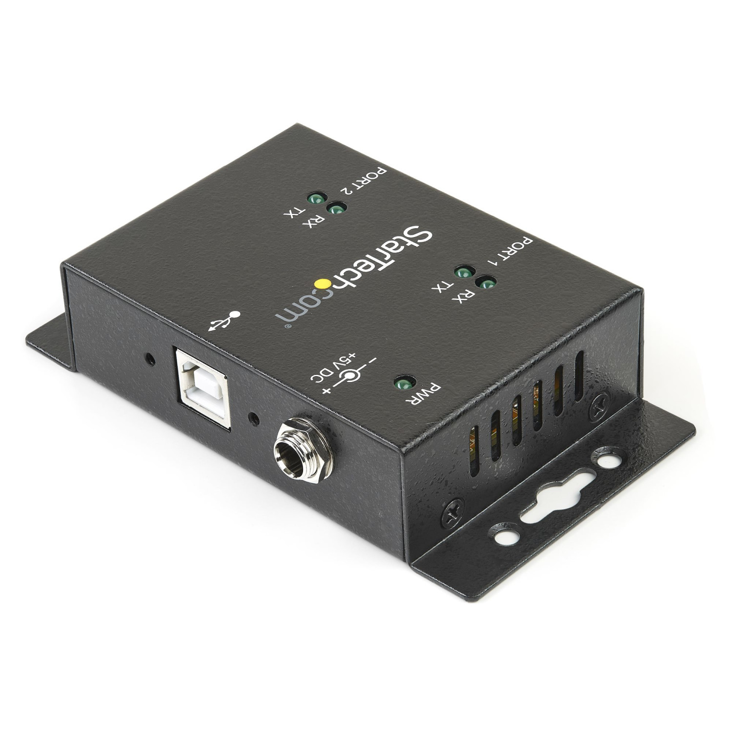 Een zwarte StarTech.com adapterbox met USB- en voeding poorten op een witte achtergrond.