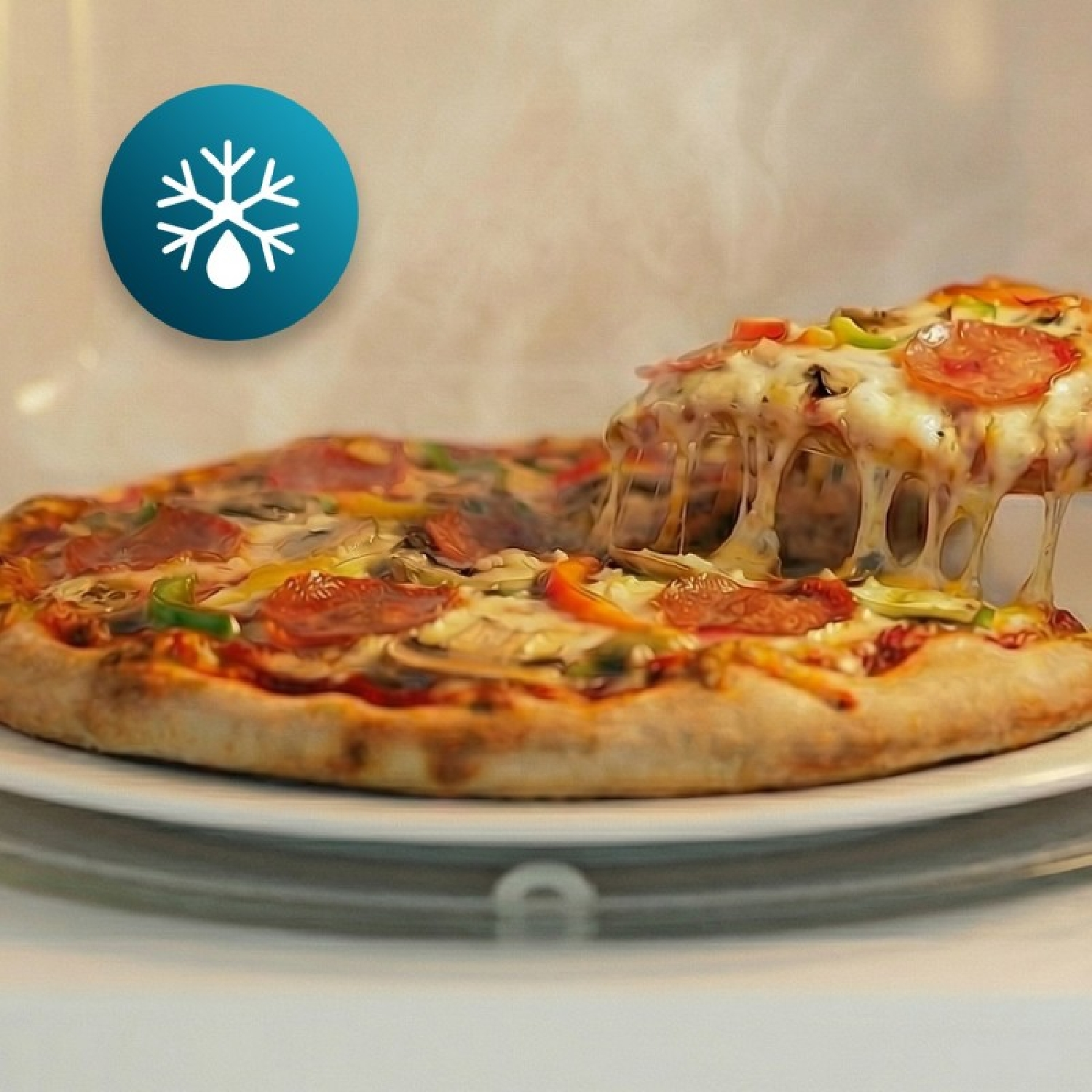 Una mano levanta una porción de pizza humeante con queso derretido e ingredientes de la pizza entera.