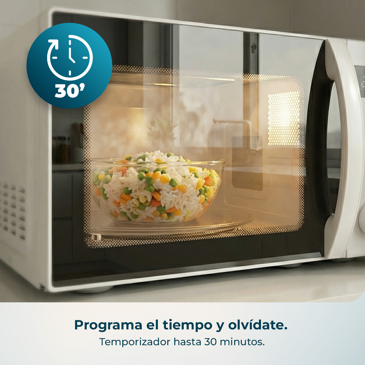 Un microondas con un bol de cristal con arroz y verduras dentro.