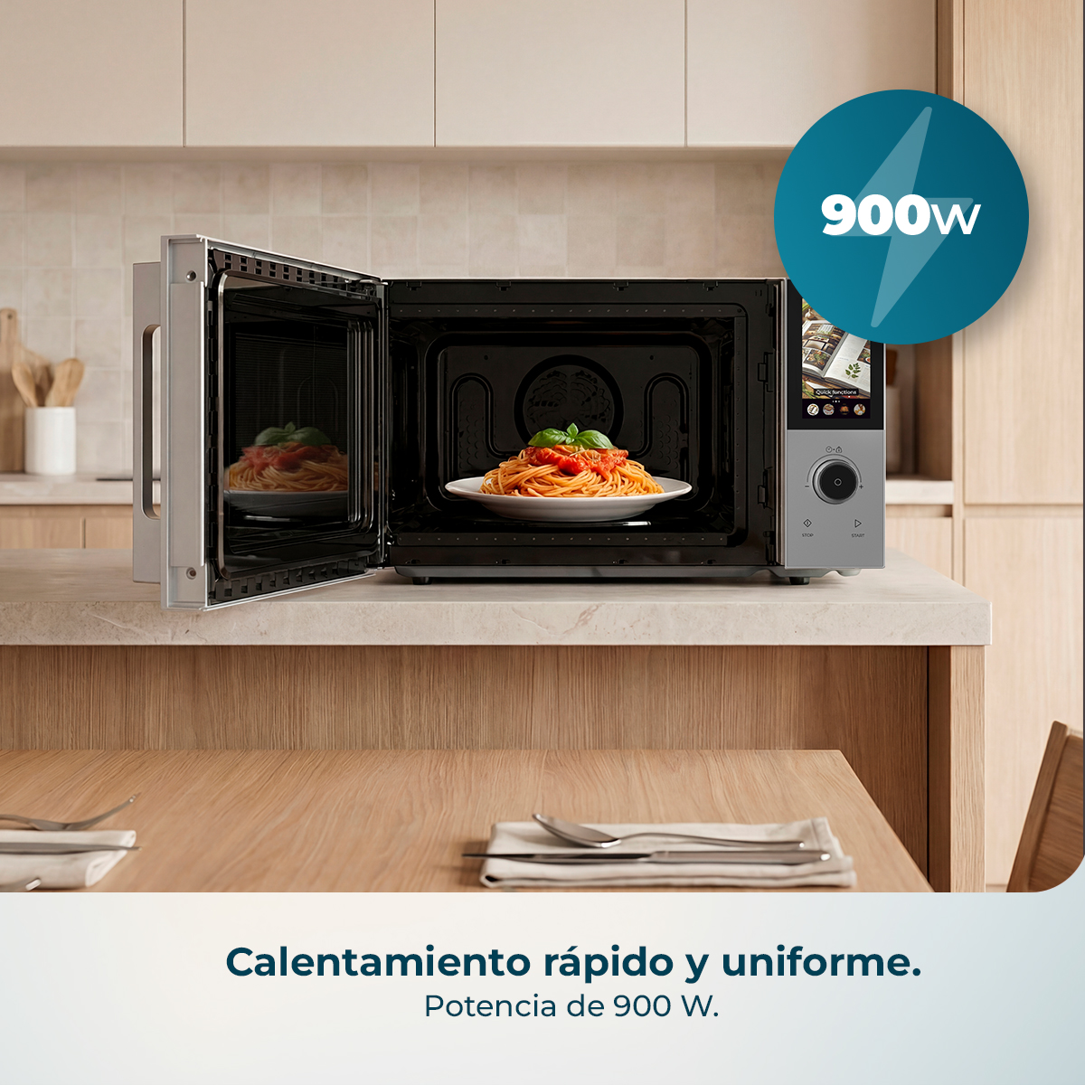 Un microondas con la puerta abierta sobre una encimera contiene un plato de espaguetis con tomate y albahaca.
