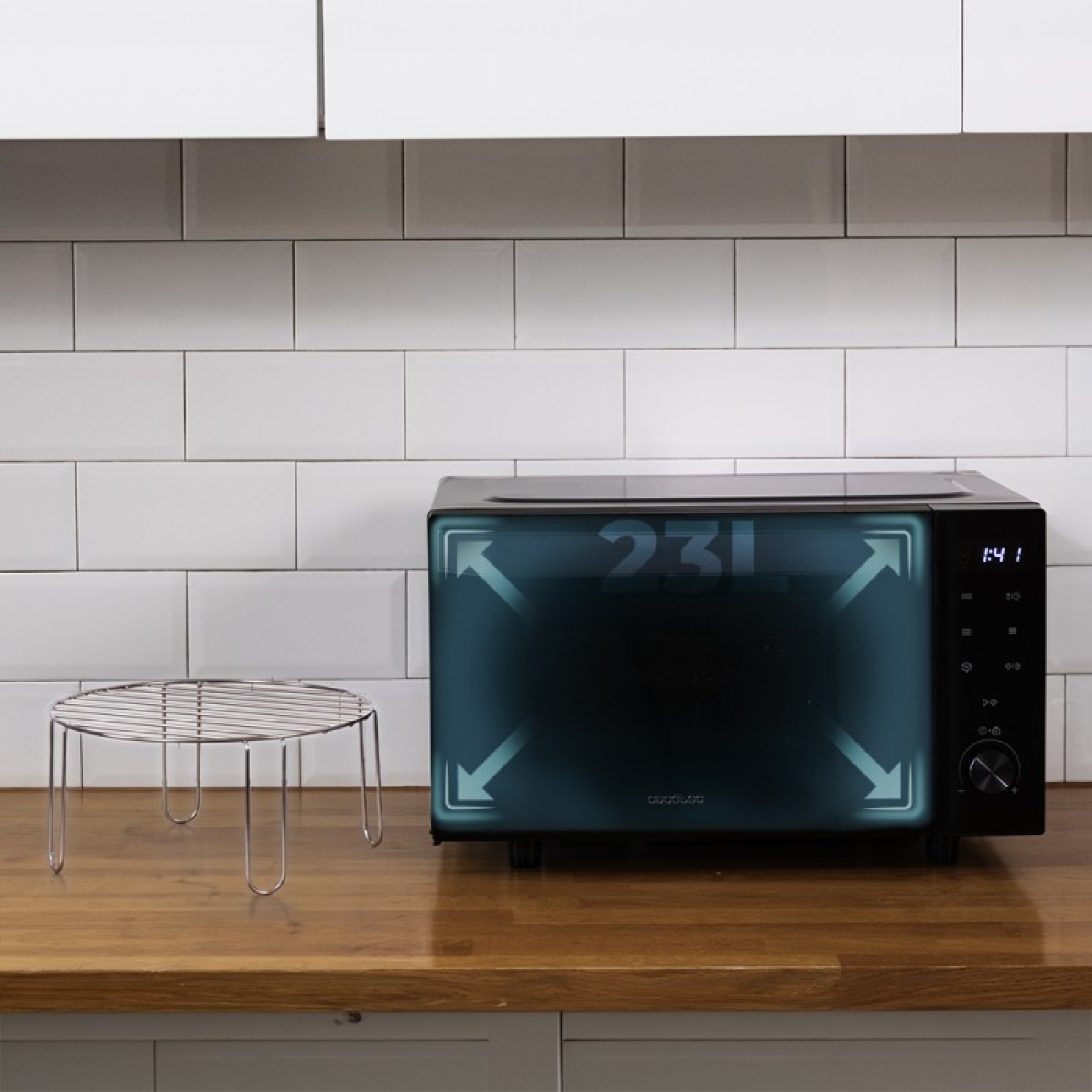 Microondas negro con capacidad de 23L y rejilla grill en encimera de madera.