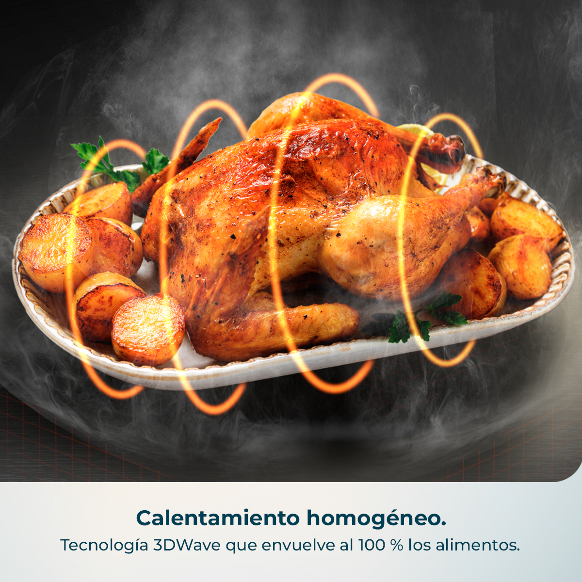 Un pollo asado con patatas en una bandeja, rodeado de ondas de calor brillantes y vapor sobre un fondo oscuro.