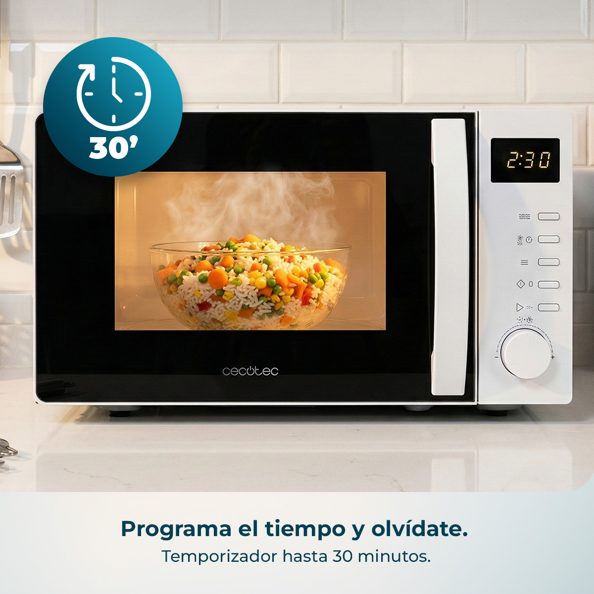 Un microondas blanco con un bol de cristal con arroz y verduras dentro.