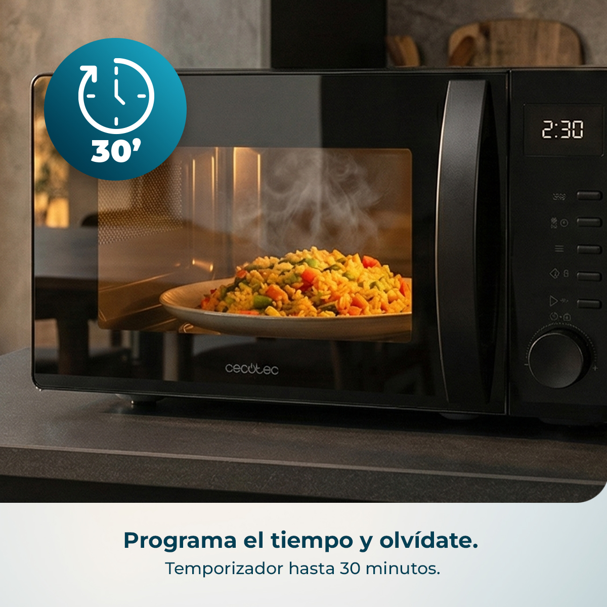 Microondas negro con arroz y verduras calientes en un plato, con un icono azul de 30 minutos encima.