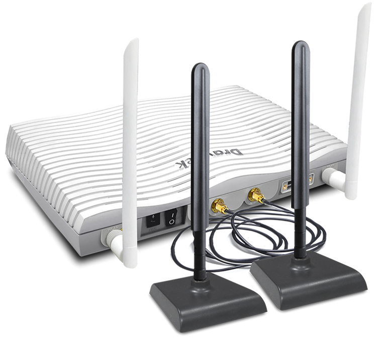 Biały router z czterema antenami, dwiema podłączonymi i dwiema zewnętrznymi na podstawkach, na białym tle.