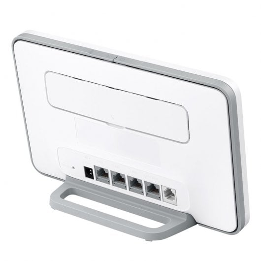 Vista posteriore di un router internet bianco e grigio che mostra porte e supporto su sfondo bianco.