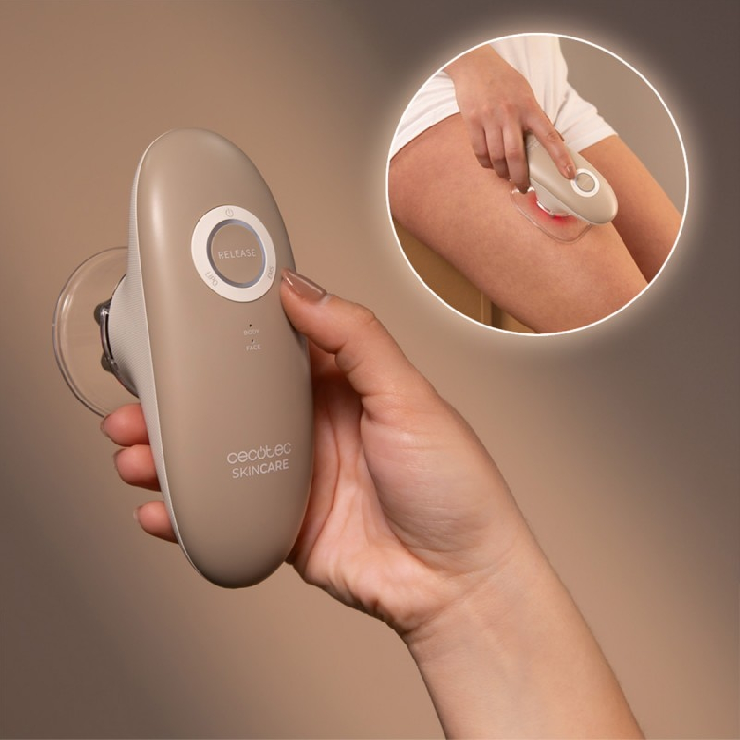 Mano sosteniendo un dispositivo beige Cecotec Skincare, con una inserción mostrando su uso en el muslo.