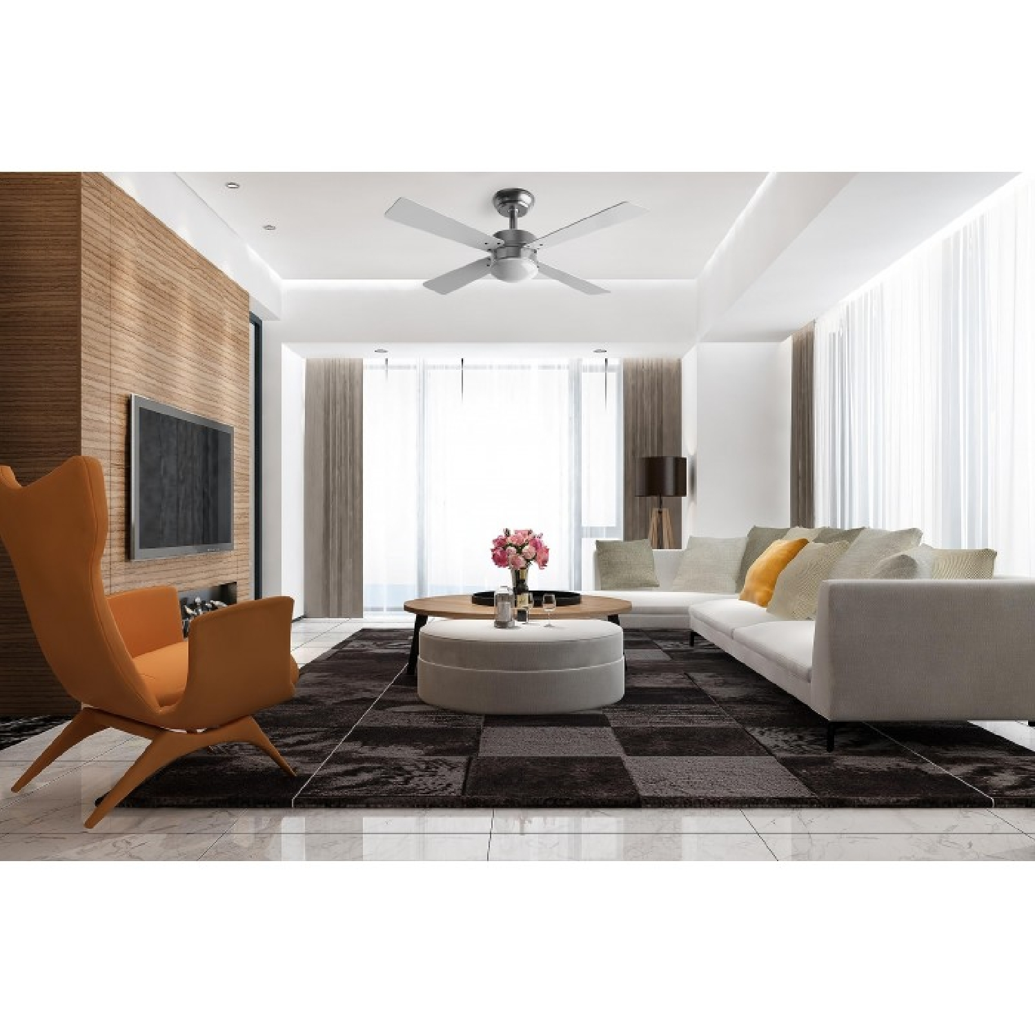 Sala de estar con ventilador de techo, sofá blanco, sillón naranja, pared de madera y gran alfombra.