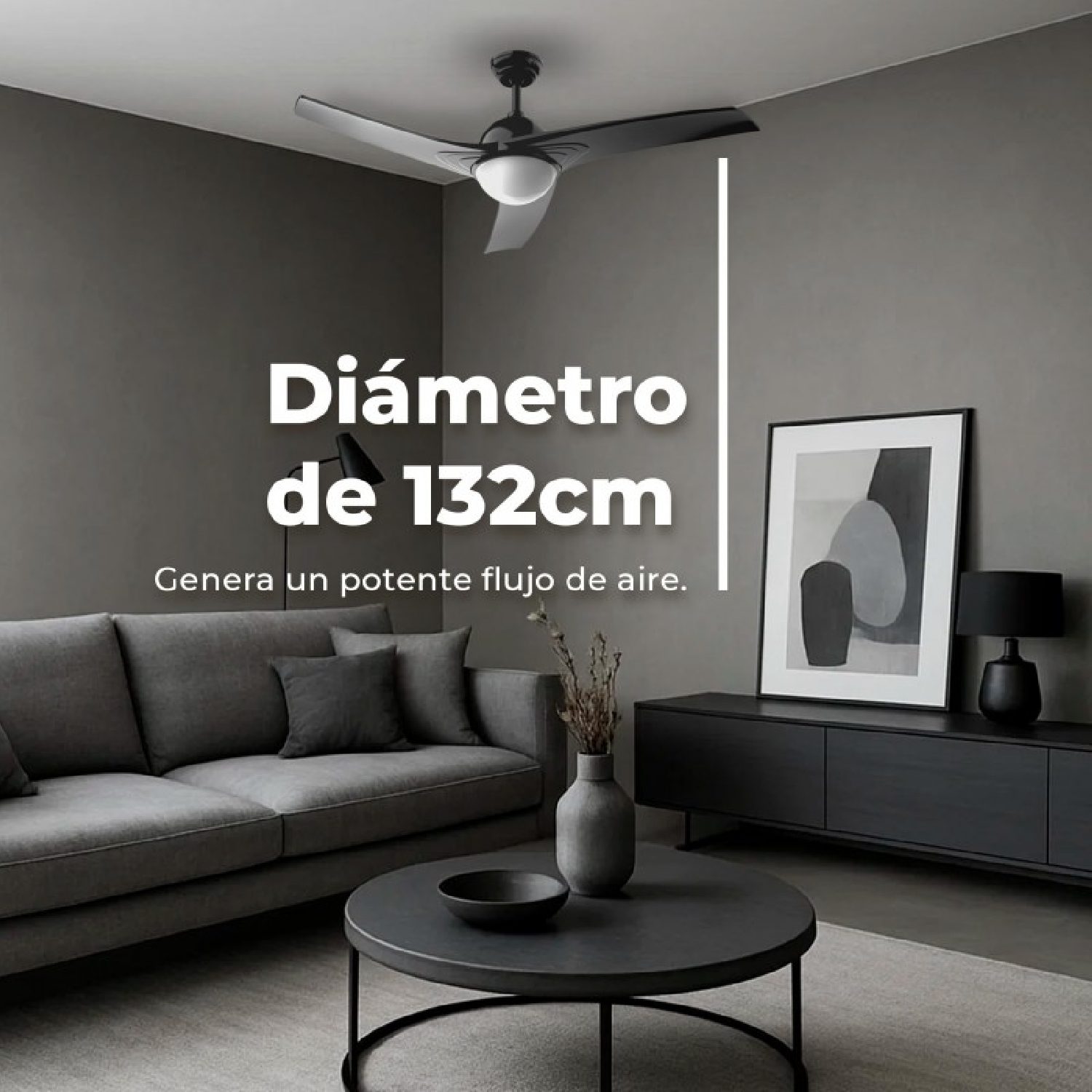 Sala con sofá gris, mesas redondas, cuadro enmarcado y ventilador de techo de 132 cm.