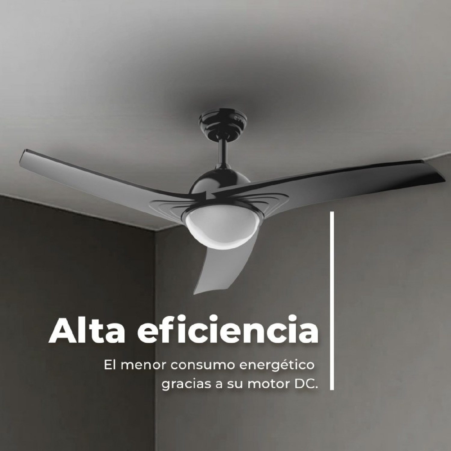 Un ventilador de techo negro con luz integrada montado en un techo gris con texto en español.