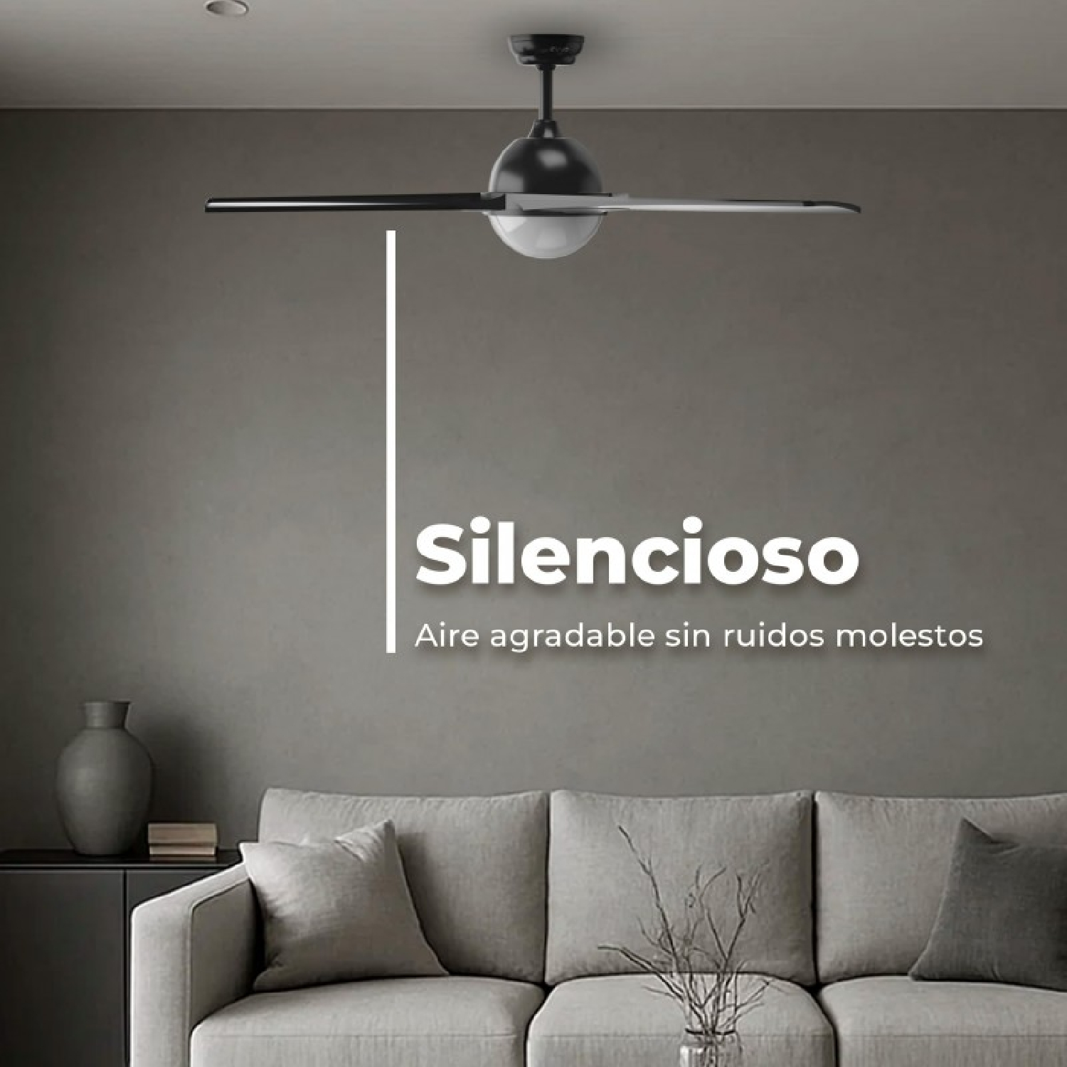 Un ventilador de techo negro cuelga en una sala gris sobre un sofá, con texto promocional.