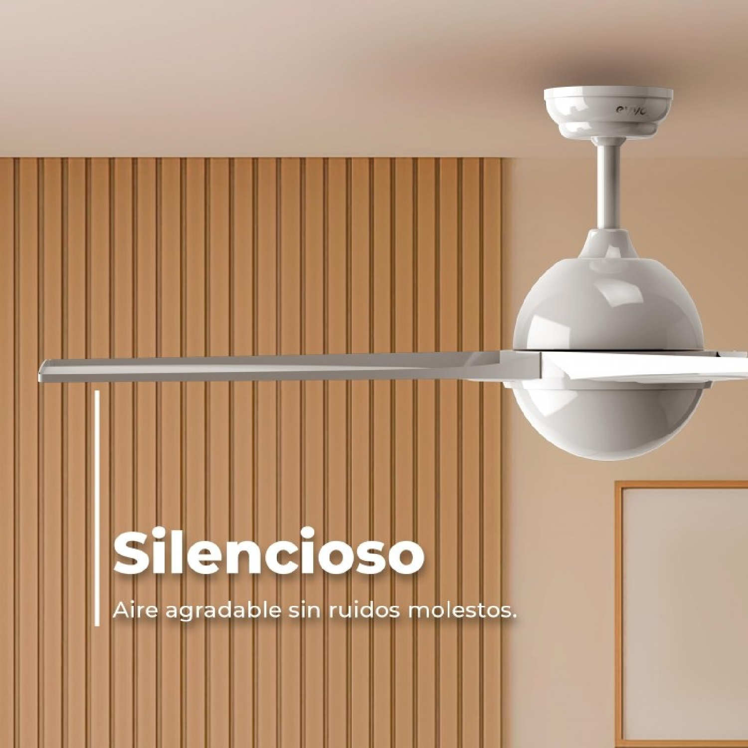 Un moderno ventilador de techo blanco montado en una pared beige con paneles de madera y texto.