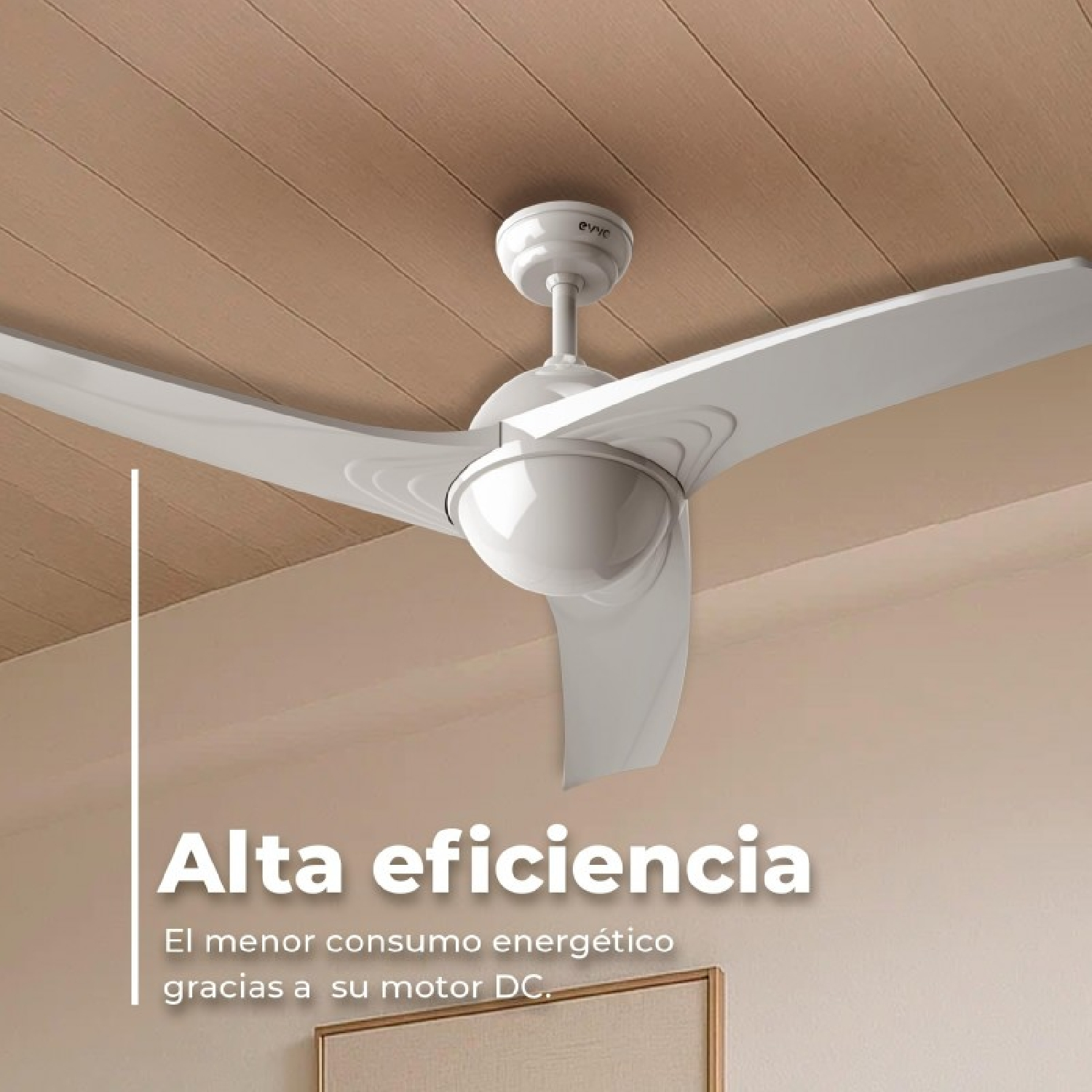 Un ventilador de techo blanco con tres aspas en un techo de madera con texto.