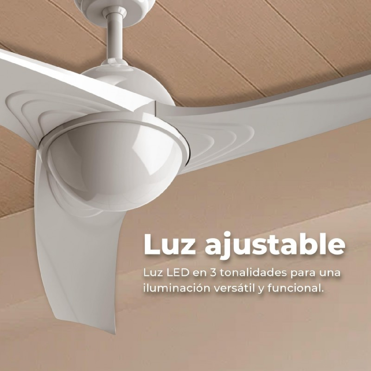 Un ventilador de techo blanco con luz integrada en un techo de madera.