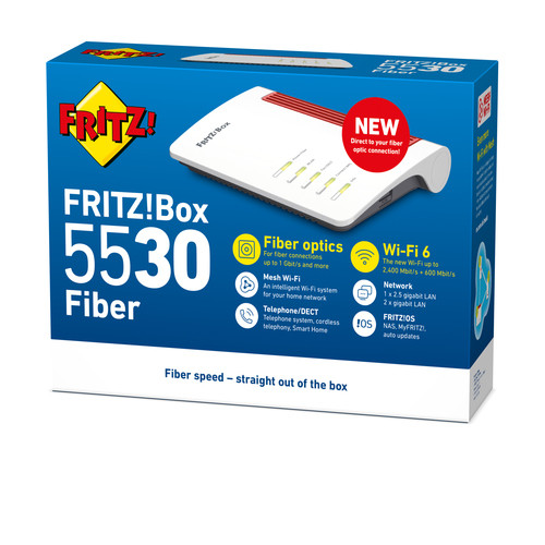 Niebieskie opakowanie routera FRITZ!Box 5530 Fiber z białym urządzeniem i specyfikacją.