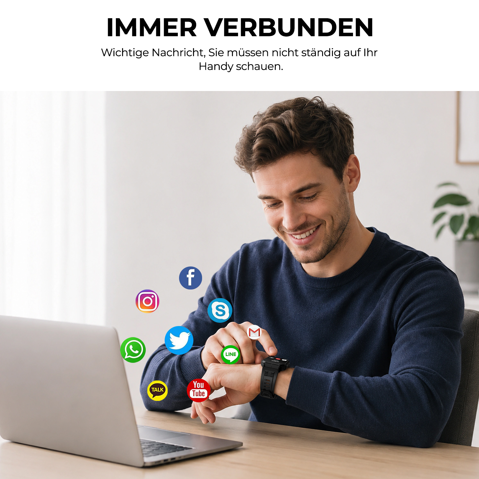 Mann lächelt beim Benutzen einer Smartwatch am Laptop.