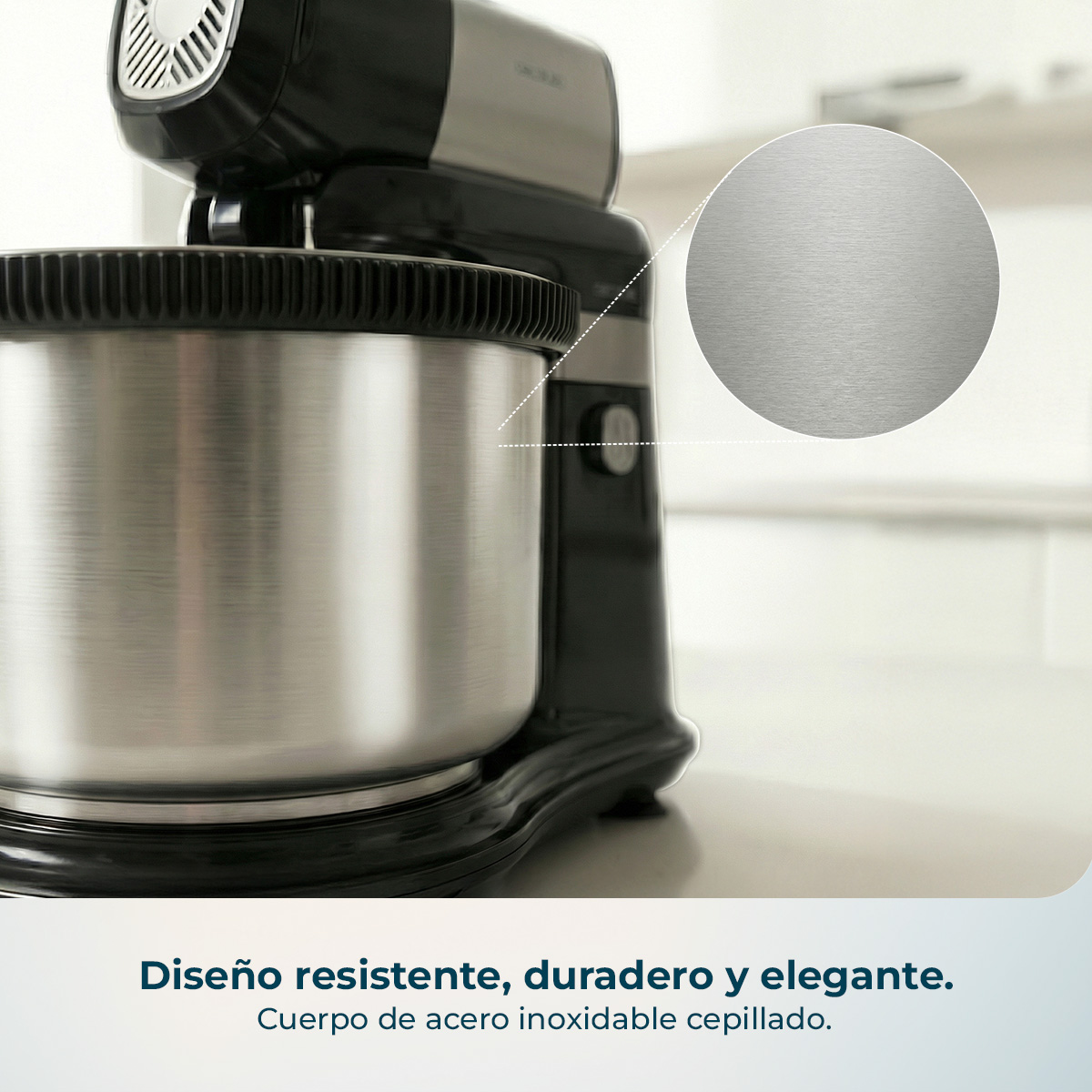 Una batidora de pie negra con bol de acero inoxidable y texto en cocina moderna.