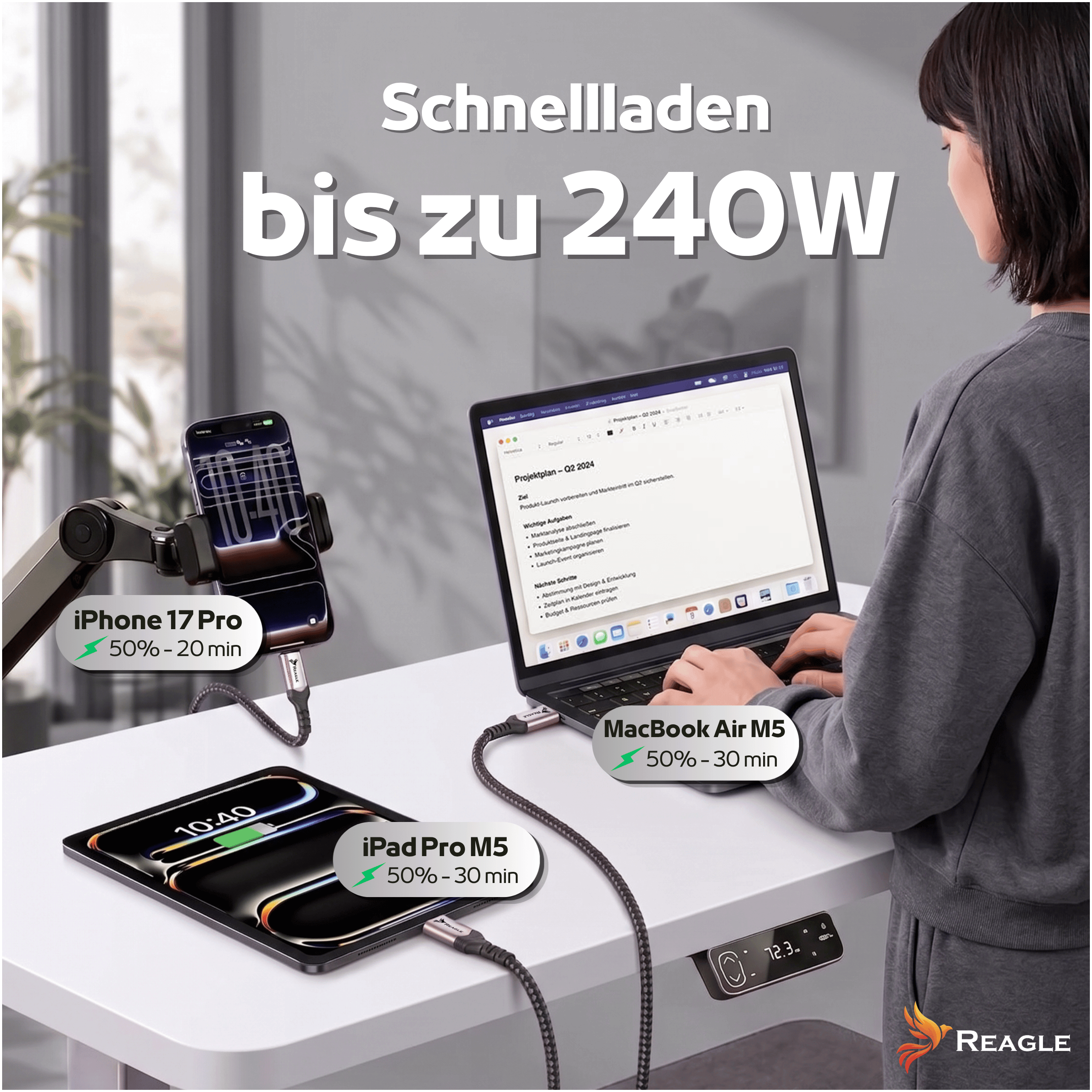 Person arbeitet an einem Laptop, während ein iPhone, iPad und Laptop mit Ladekabeln verbunden sind.