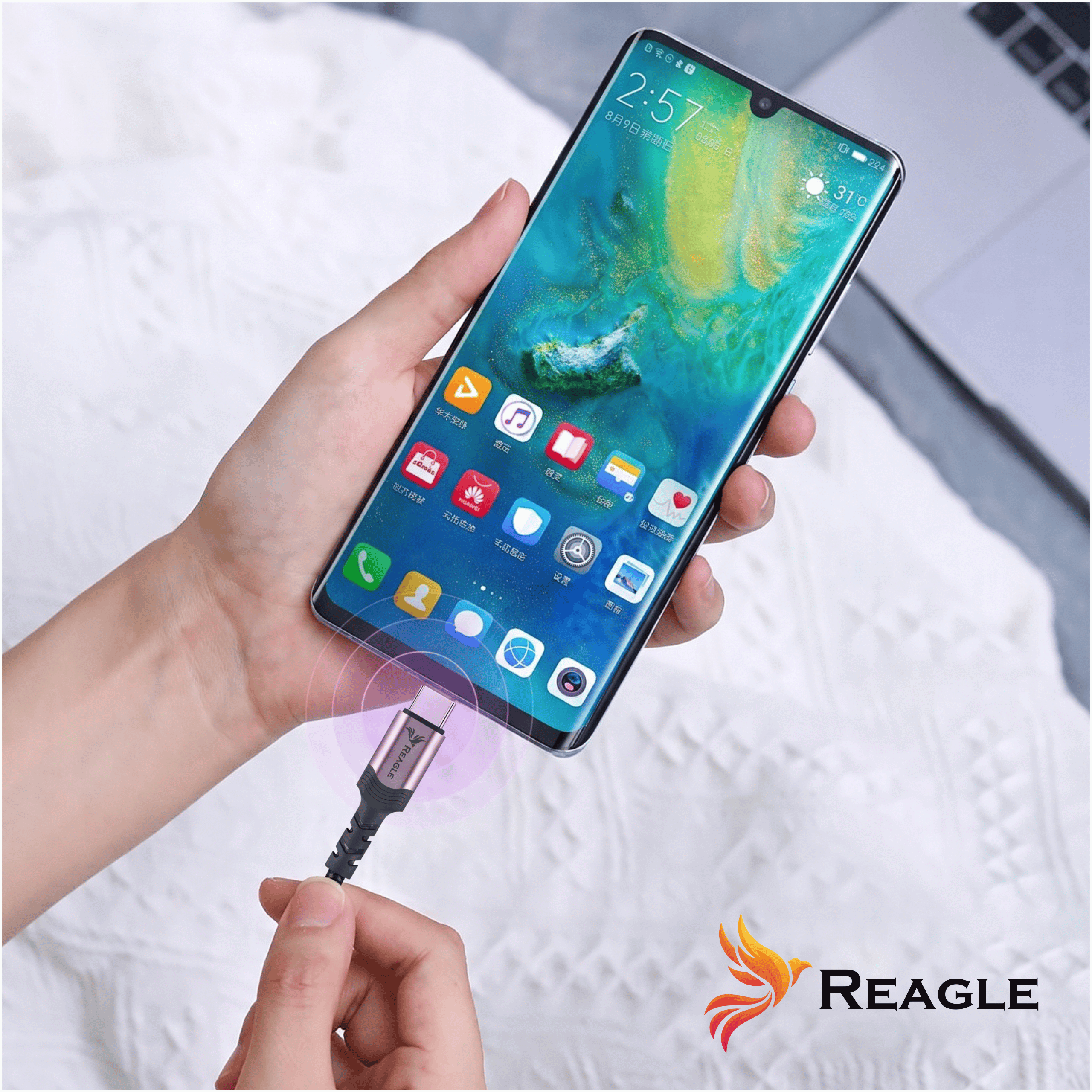 Eine Person hält ein Smartphone mit einem Ladekabel am unteren Anschluss.
