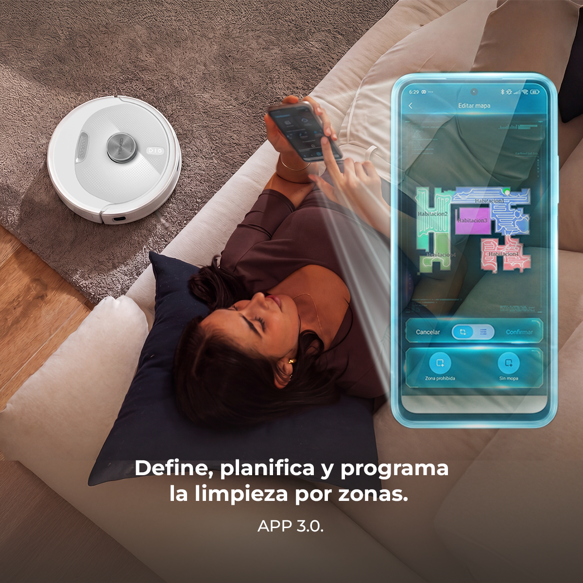 Mujer en el sofá usa la app del móvil para controlar un robot aspirador.