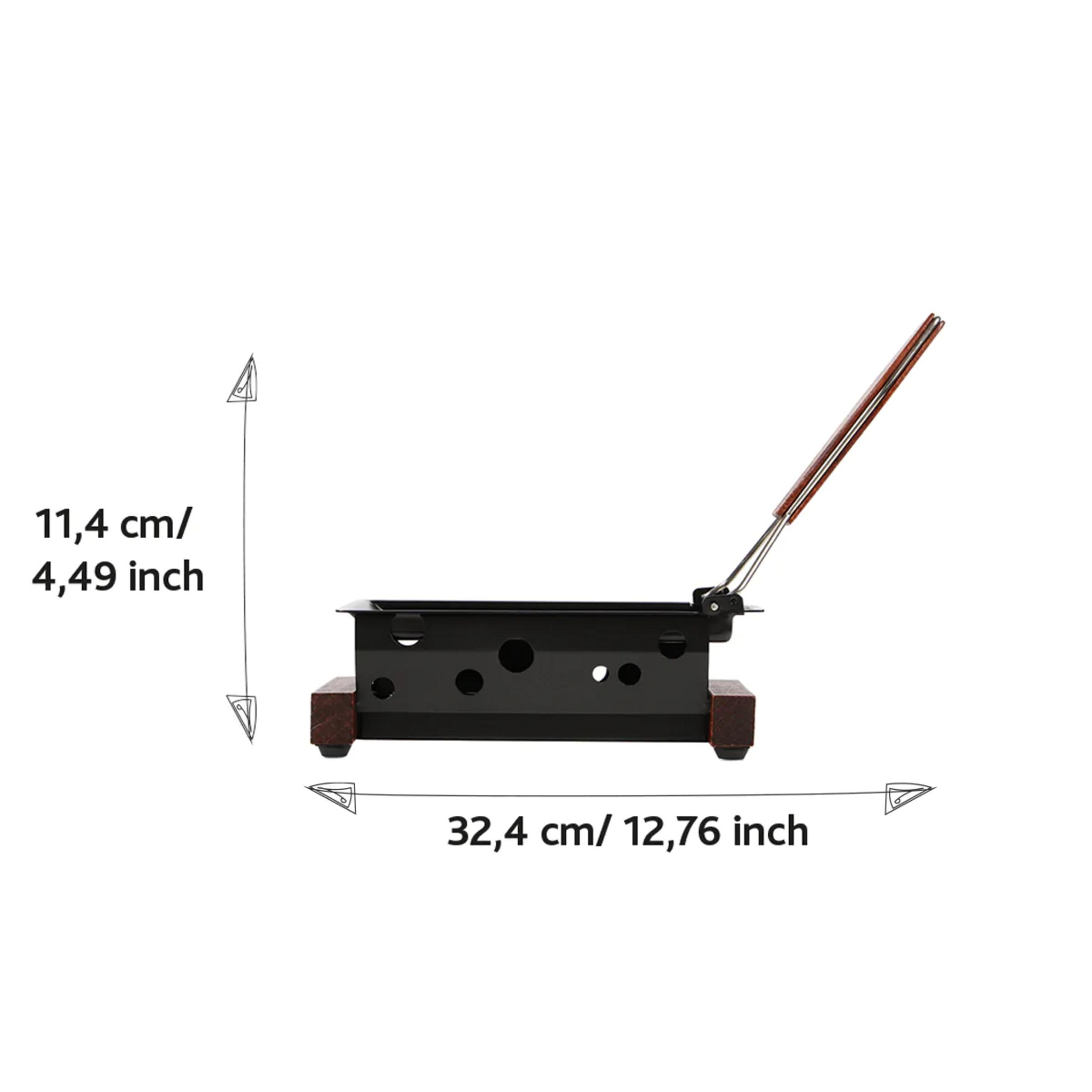 Schwarzer Raclette-Ofen mit Holzgriffen auf Ständern, Maße 32,4x11,4 cm.