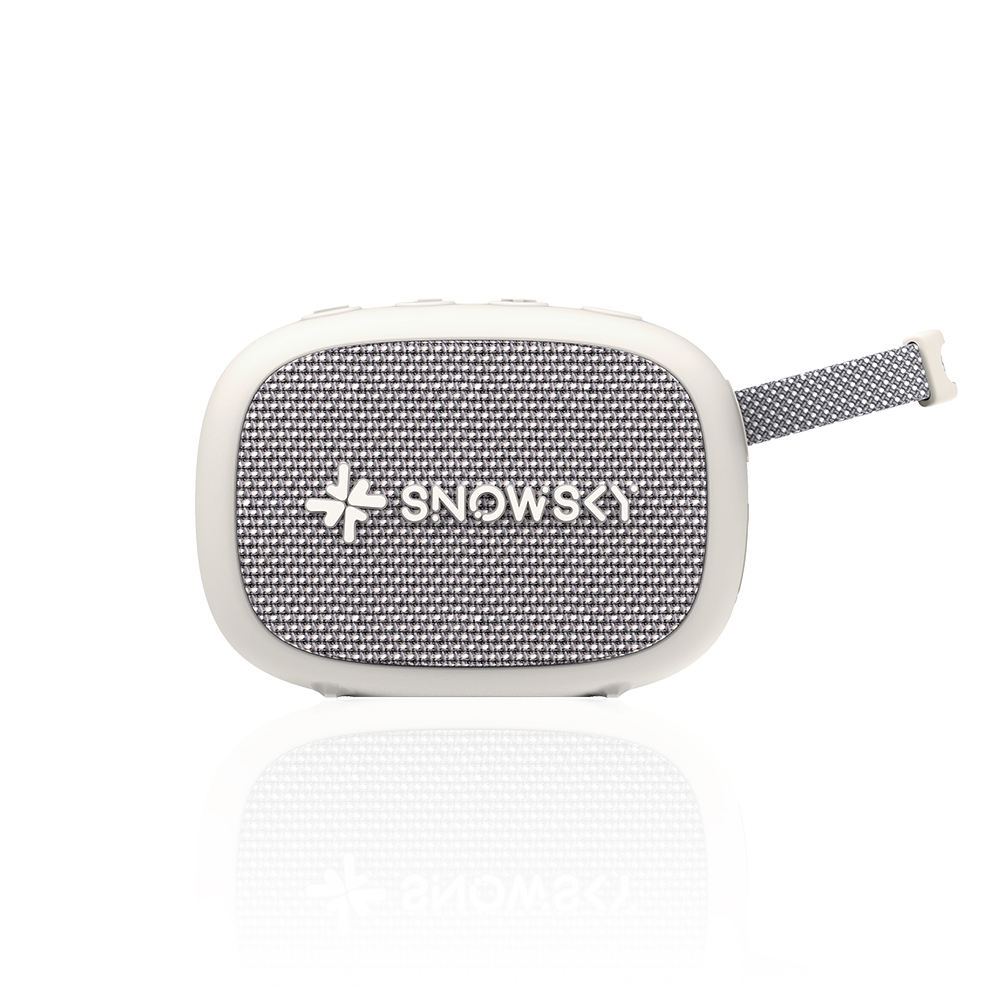Przenośny biały głośnik bluetooth z szarą siatką materiałową i paskiem donoszenia na białym tle.