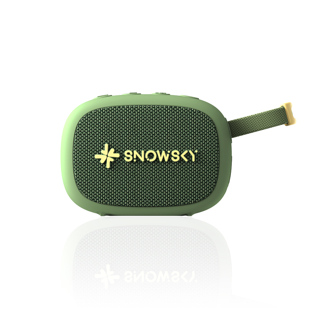 Owalny, zielony głośnik Bluetooth Snowsky z materiałową maskownicą i paskiem na białym tle.