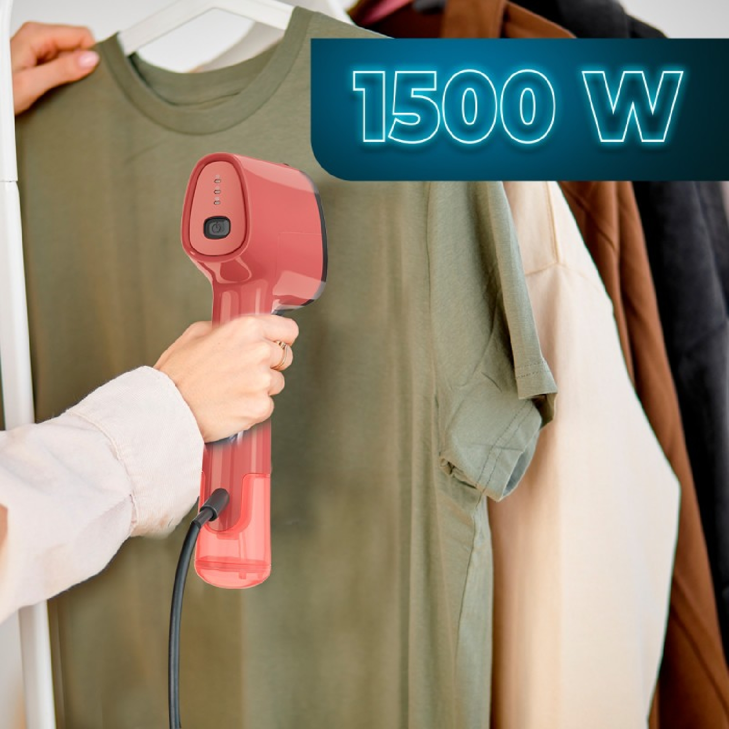 Una mano usa un vaporizzatore rosso su una maglietta verde, con testo 1500 W.