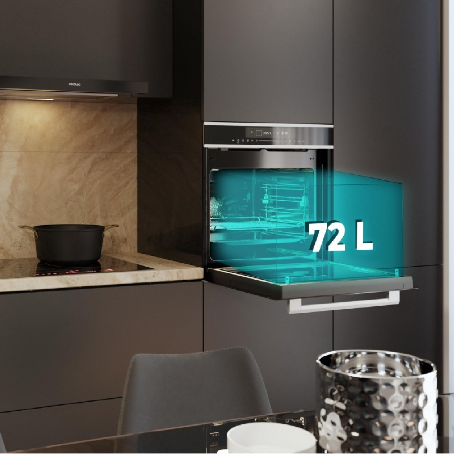 Un horno empotrable negro con la puerta abierta, mostrando un gráfico azul brillante de 72L en una cocina moderna.