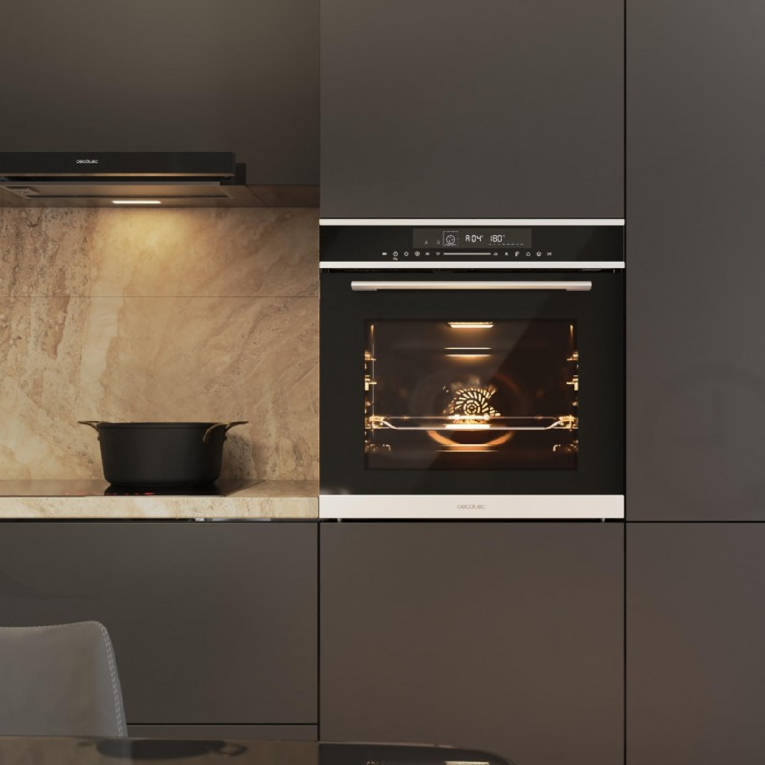 Horno moderno en muebles de cocina grises, interior iluminado con asado.