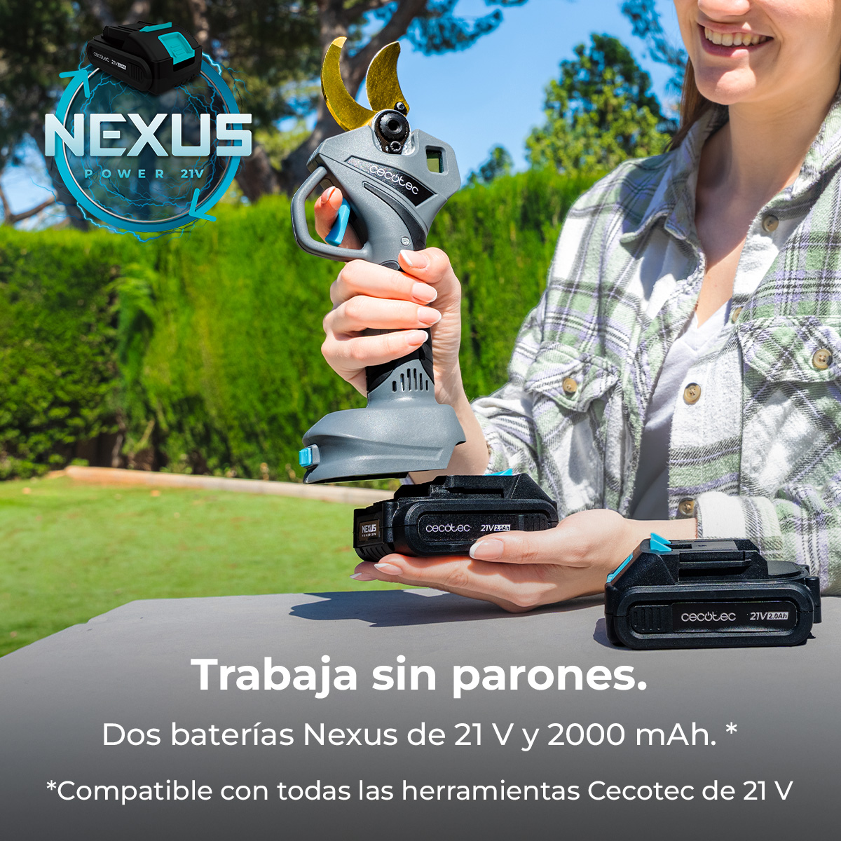 Una mujer sostiene unas tijeras de podar inalámbricas y dos baterías Nexus 21V al aire libre.
